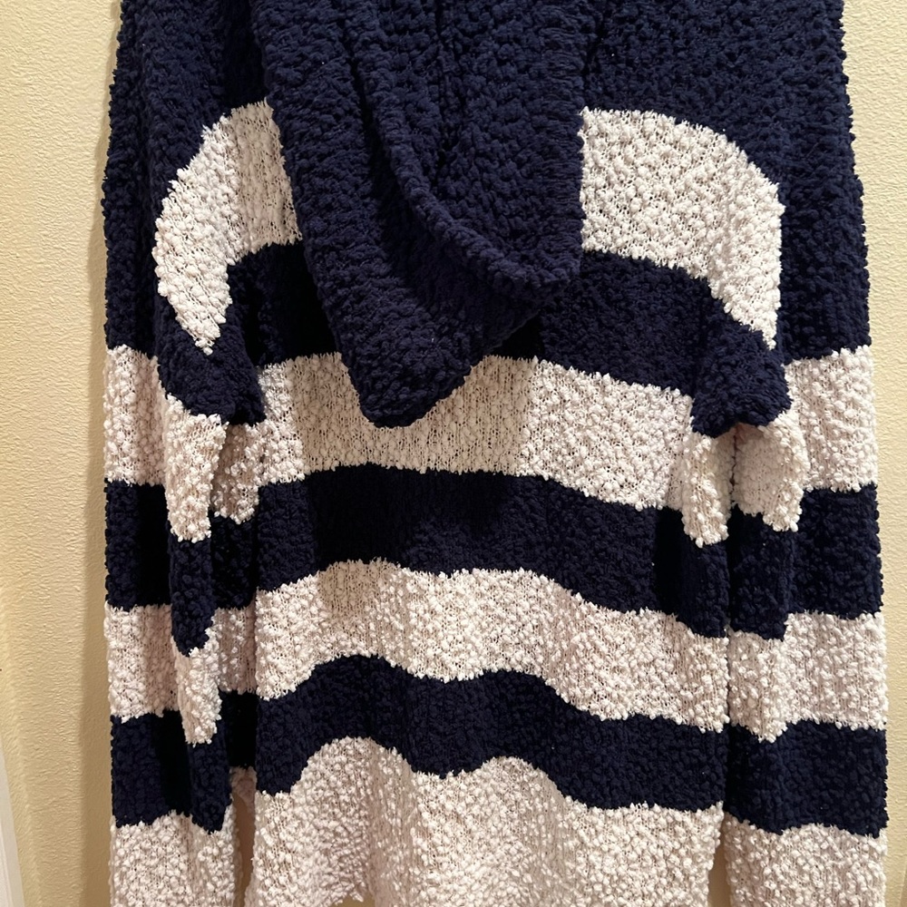 NWOT woman’s Large GeeGee sweater with hood